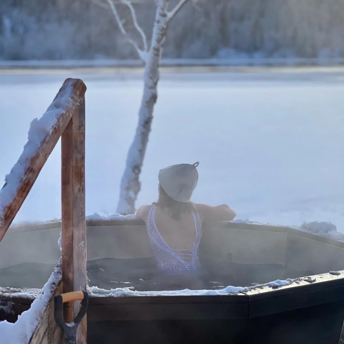 Чан, пар и вечер у леса